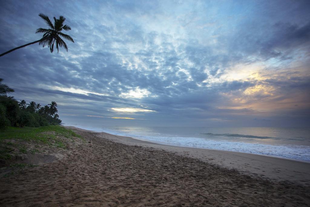 Ranna 212 Beach Resort Kahandamodara Buitenkant foto